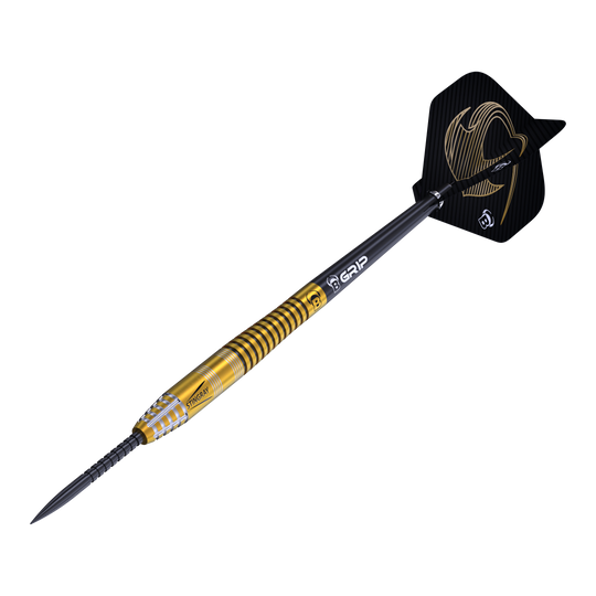 Dardos de acero Bulls Stingray ST3 Das Bild zeigt einen Steeldart aus der Bulls Stingray ST3 Serie. Der Dart hat einen goldfarbenen Schaft mit schwarzen Ringen und eine schwarze Flügelspitze mit goldener Verzierung.