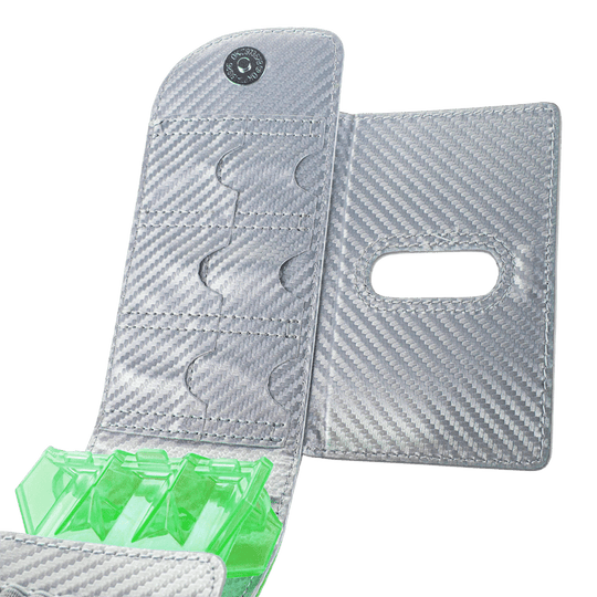 66346_Bulls_SECC_Dartcase_Green_2 Das Bild zeigt das Bulls SECC Dartcase mit einer silbernen, strukturierten Oberfläche. Im Inneren befinden sich grüne, transparente Fächer zur Aufbewahrung von Dartzubehör.