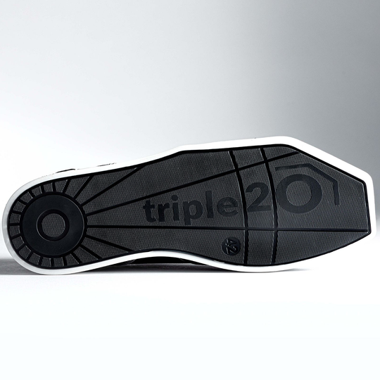 20201003-00_Triple20_Dartschuhe_Textil_Leder_Schwarz_Weiss_6 Auf dem Bild ist die Sohle eines Schuhs mit der Aufschrift „triple20“ zu sehen. Es handelt sich um den Triple20 Dartschuh aus Textil und Leder in Schwarz-Weiß.