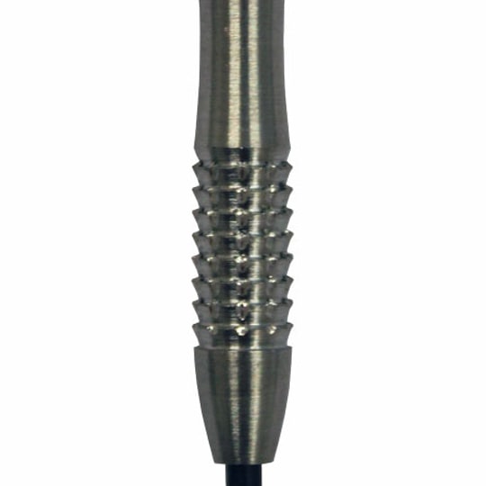 mcggst2 Das Bild zeigt das Produkt "Giga Grip Steel Barrels 2". Es handelt sich um ein silbernes Dart-Barrel aus Metall mit strukturierter Griffzone und einer schwarzen Spitze.