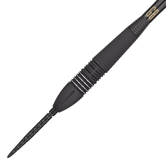 Das Bild zeigt einen Target Phil Taylor Power 9Five GEN8 Swiss Point Steeldart. Der Dart ist überwiegend schwarz mit feinen Silberdetails und einer strukturierten Griffzone.