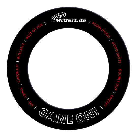 Juego de dardos McDart en la diana Das Bild zeigt einen schwarzen Dartboard-Surround-Ring mit der Aufschrift "McDart.de" oben und "GAME ON!" unten. Rundherum befinden sich verschiedene Begriffe aus dem Dartsport, wie "BULLSEYE", "TRIPLE" und "DOUBLE OUT".