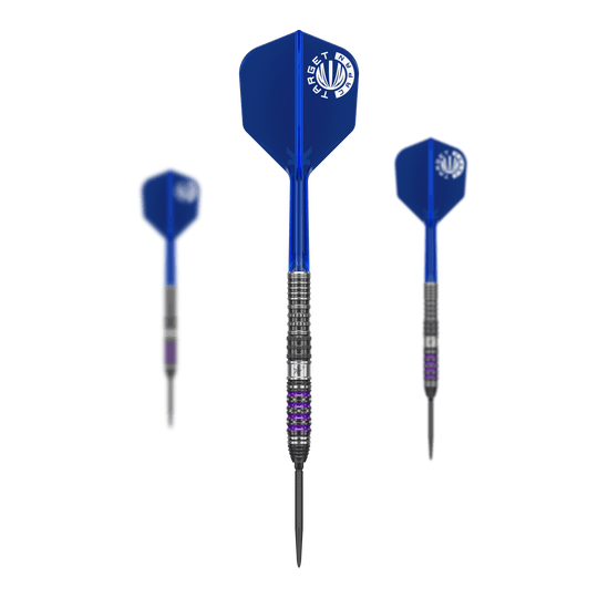 Dardos de acero Target Japan Prime Series Sirius GEN4 Swiss Point Das Bild zeigt drei Steeldarts der Marke "Target Japan Prime Series Sirius GEN4 Swiss Point". Die Darts haben blaue Flights und metallisch-silberne Spitzen mit lila Akzenten.