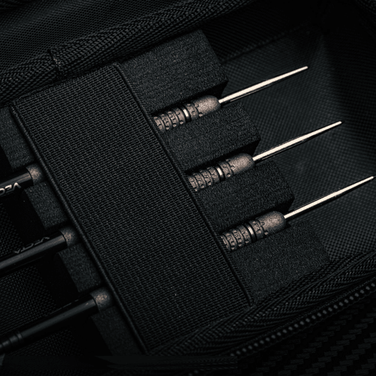 Cartera de dardos Winmau Armor G1 Michael Van Gerwen Das Winmau Armor G1 Michael Van Gerwen Dartwallet ist auf diesem Bild dargestellt. Die Tasche eignet sich ideal für den Transport von Darts.