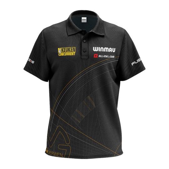 Polo Winmau Edición Limitada Tour Polo Dart Das Bild zeigt ein schwarzes Polo-Dartshirt mit verschiedenen Logos und Sponsorenaufdrucken. Das Shirt ist das "Winmau Limited Edition Tour Polo Dartshirt".