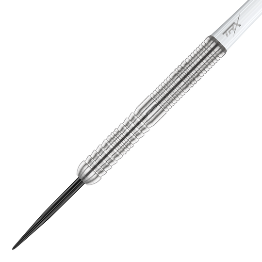 Red Dragon Seren 1 Dardos de acero puro Das Bild zeigt einen einzelnen Red Dragon Seren 1 Pure Steeldart. Der Dartpfeil besteht aus silbernem Metall mit fein gearbeiteten Rillen für besseren Halt.