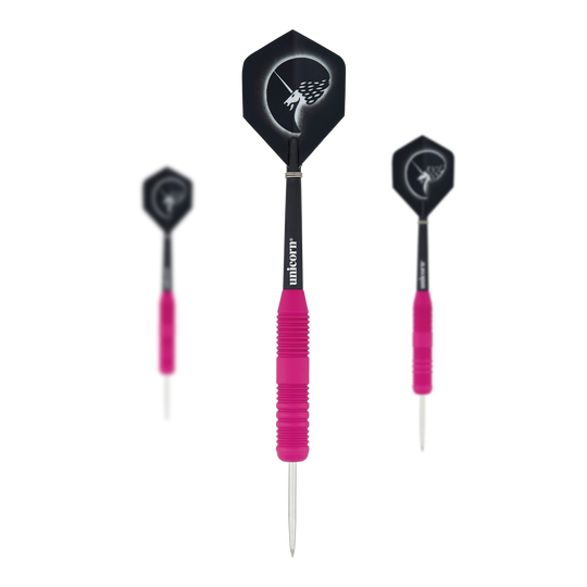 Dardos de acero de goma rosa Unicorn Core Plus Das Bild zeigt drei Steeldarts mit pinken, gummierten Griffen und silbernen Spitzen. Die Flights sind schwarz und tragen ein weißes Einhorn-Design.