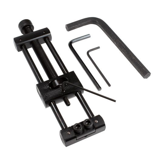 Designa Dart Repointer Black Pro Edition - Cambiador de puntas Dieses Bild zeigt den Designa Dart Repointer Black Pro Edition - Spitzenwechsler. Es handelt sich um ein Werkzeug zum Austausch von Dartspitzen in schwarzem Design.