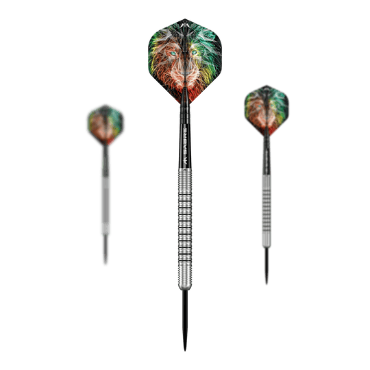 Misión Dominik Grüllich Steeldarts Das Bild zeigt drei Steeldarts des Produkts „Mission Dominik Grüllich Steeldarts - 23,5g“. Auf den Flights ist ein farbiges Löwenmotiv zu sehen.