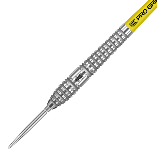 190057_Target_Bolide_03_Swiss_Point_Steeldarts_2 Das Bild zeigt einen Target Bolide 03 Swiss Point Steeldart. Der Dart besteht aus silbernem Metall mit einem gelben Schaft, auf dem „Pro Grip“ steht.