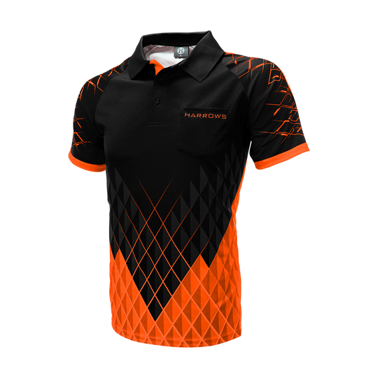 HRS-26234_Harrows_Paragon_Dartshirt_Orange_3 Das Bild zeigt ein schwarzes Dartshirt mit auffälligen orangefarbenen Mustern. Auf der Brust befindet sich die Aufschrift "HARROWS".