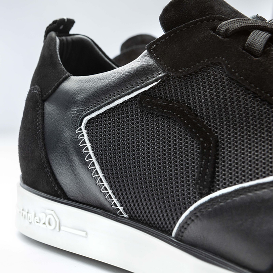20201003-00_Triple20_Dartschuhe_Textil_Leder_Schwarz_Weiss_5 Der Schuh „Triple20 Dartschuhe Textil Leder - Schwarz Weiß“ ist aus schwarzem Textil und Leder gefertigt. Weiße Nähte und eine weiße Sohle setzen dezente Akzente am Design.