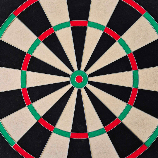 Diana de acero McDart Precision Das Bild zeigt ein McDart Precision Steeldartboard. Die Dartscheibe ist in schwarze, beige, grüne und rote Segmente unterteilt.