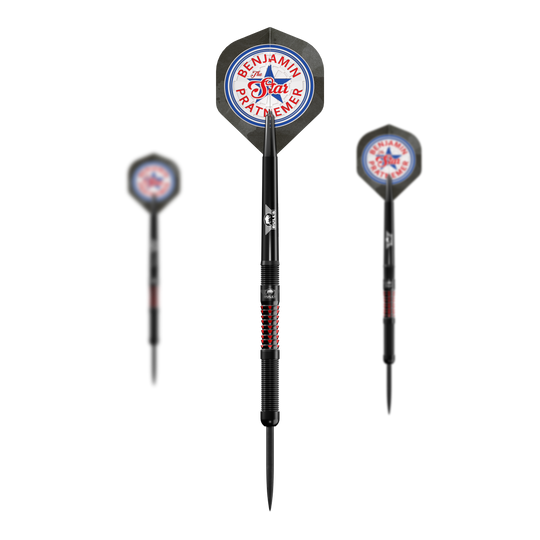 Dardos de acero Bulls NL Benjamin Pratnemer - 20 g Das Bild zeigt drei Steeldarts mit der Aufschrift "Benjamin Pratnemer The Star" auf den Flights. Die Darts sind schwarz mit roten Akzenten und wiegen 20 Gramm.