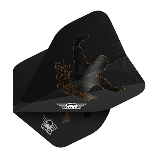 Bulls NL Player 100 Dirk Van Duijvenbode Edición 2 No2 Vuelos estándar Das Bild zeigt ein schwarzes Dartflight mit einer orangenen Umrissgrafik eines jubelnden Spielers. Darauf steht der Name "Dirk Van Duijvenbode" und das Bulls-Logo ist sichtbar.
