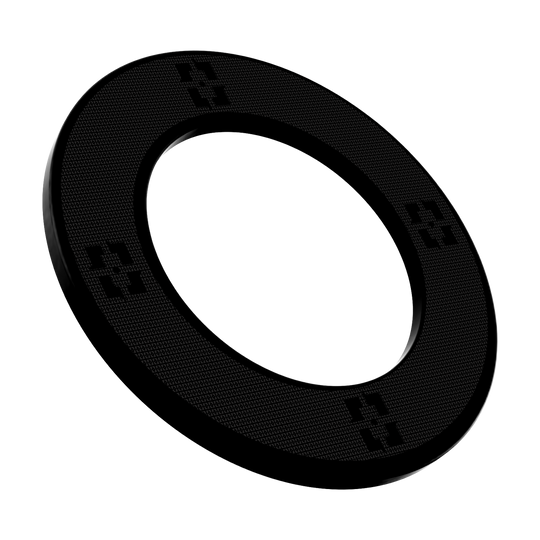 Marco para diana McDart Precision Nano Das Bild zeigt das Produkt „McDart Precision Nano Dartboard Surround“. Es ist ein schwarzer, ringförmiger Schutzrahmen für Dartboards.