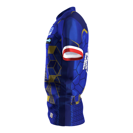 Camiseta Target Josh Rock Dart 2027 Das Bild zeigt das Target Josh Rock Dartshirt 2027. Es ist ein spezielles Dartshirt für Fans und Spieler.