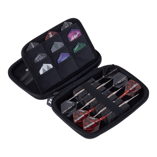 Das Bild zeigt das Unicorn Ultra Gary Anderson Dartwallet, eine aufklappbare Tasche für Dartzubehör. In der Tasche sind mehrere Dartpfeile und Flights ordentlich verstaut.