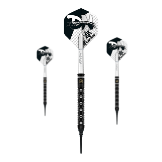 Dardos blandos Winmau Danny Noppert Freeze Edition - 20g Das Bild zeigt drei Winmau Danny Noppert Freeze Edition Softdarts mit einem Gewicht von 20g. Die Darts haben schwarze und silberne Details sowie speziell designte Flights.