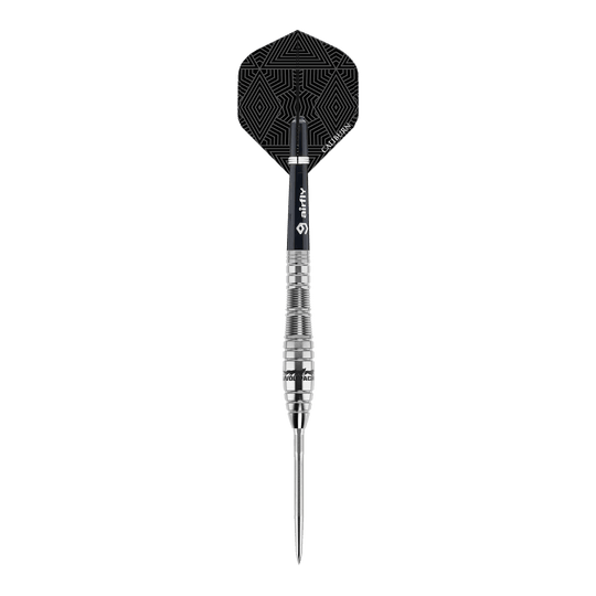 Dardos de acero Caliburn Wolfpack W2 - 22 g Dies ist ein Steeldart des Produkts "Caliburn Wolfpack W2" mit einem Gewicht von 22g. Der Dart hat ein silbernes Barrel und einen schwarzen Flight mit geometrischem Muster.