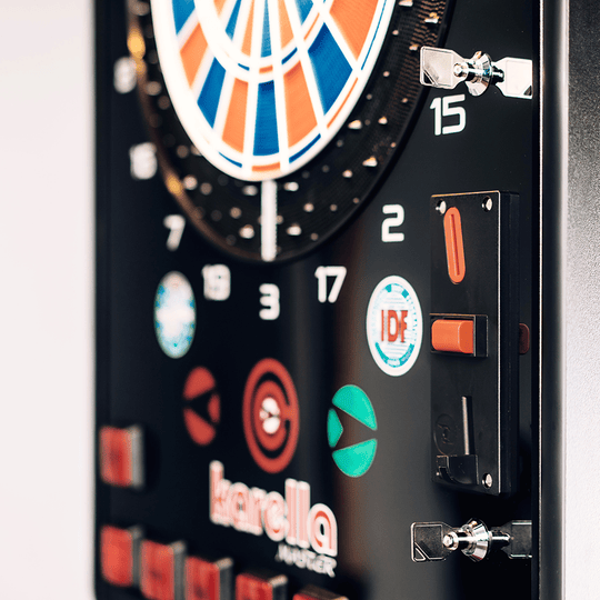 Karella_E-Master_Dartautomat_Detail_Mit_M-nzeinwurf Das Bild zeigt den Karella E-MASTER Dartautomaten mit Münzeinwurf. Man sieht das elektronische Dartboard sowie den Münzeinwurf und verschiedene Bedienelemente.