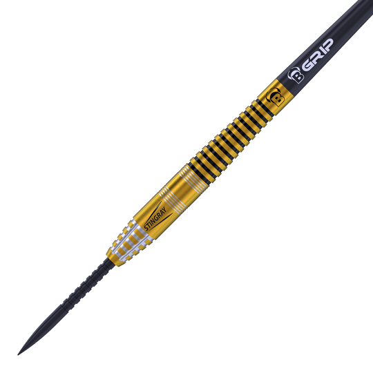 Dardos de acero Bulls Stingray ST3 Das Bild zeigt einen Bulls Stingray ST3 Steeldart. Der Dart ist goldfarben mit schwarzen und silbernen Rillen und hat die Aufschrift „STINGRAY“.