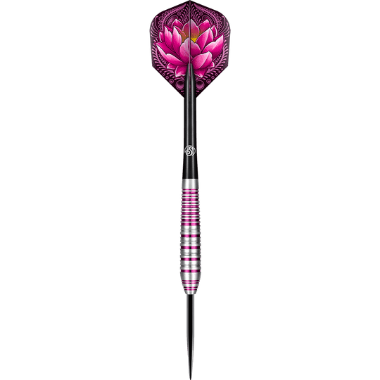 67163_Shot_ZEN_Juji_Steeldarts_1SOQwII0p5v9hk Das Bild zeigt einen Shot ZEN Juji Steeldart mit einem auffälligen pinken Lotusblumen-Design auf dem Flight. Der Dart hat einen silbernen und pinken Ring-Griff und eine schwarze Spitze.