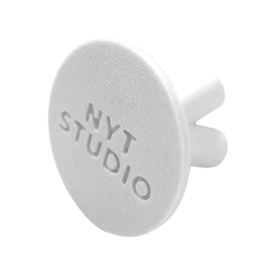 Abgebildet ist ein weißer, kompakter Darthalter von NYTStudio. Das Modell trägt den Namen '678_NYTStudio_Compact_Darthalter_Wei_3'.