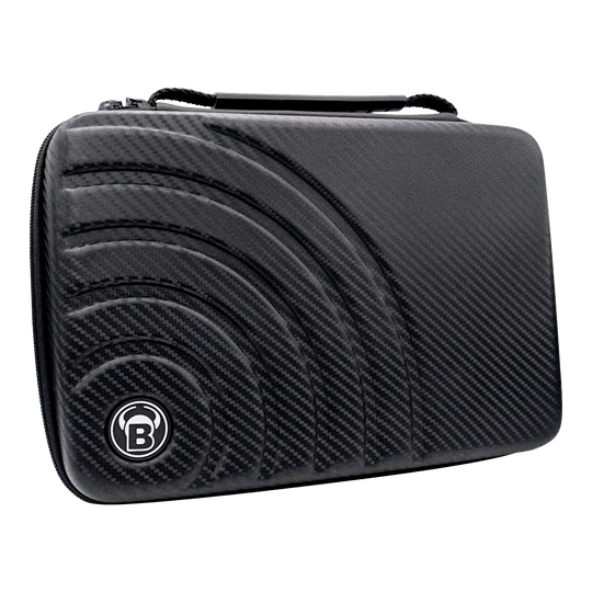 Estuche para dardos Bulls Orbis XXL - gris carbón Das Bild zeigt das "Bulls Orbis XXL Dartcase" in Carbongrau. Das Etui hat ein modernes, karbonähnliches Design mit einem eingelassenen Muster und dem Bulls-Logo.
