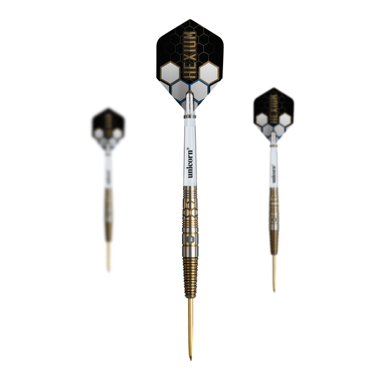 Dardos de acero Unicorn Hexium Style 03 dorados y negros Dieses Bild zeigt das Set der Unicorn Hexium Style 03 Gold & Black Steeldarts. Mehrere Darts im Gold und Schwarz Look liegen als Set zusammen.