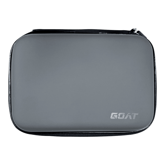 Cartera de dardos GOAT Locker XL Auf dem Bild ist eine graue, rechteckige Tasche mit abgerundeten Ecken zu sehen. In der rechten unteren Ecke steht das Wort "GOAT".
