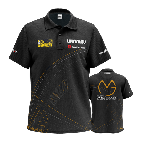 Polo Winmau Edición Limitada Tour Polo Dart Das Bild zeigt ein schwarzes Dartshirt mit verschiedenen Sponsorenlogos und dezenten goldenen Linien. Auf der Rückseite steht groß der Name "Michael van Gerwen" zusammen mit einem Logo.