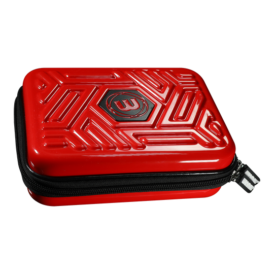 Das Bild zeigt ein rotes Dart-Etui mit einem schwarzen Reißverschluss. Auf dem Deckel ist ein geprägtes Muster und das Winmau-Logo zu sehen.