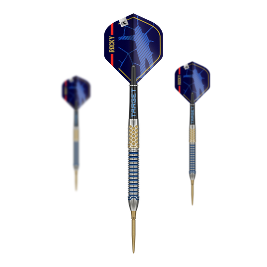Auf dem Bild sind die Target Josh Rock GEN1 Swiss Point Steeldarts zu sehen. Die Darts haben blaue Flights mit dem Namen "Rocky" und einen metallischen Schaft mit goldenen Akzenten.