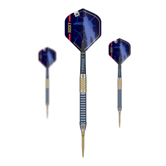 Dardos de acero Target Josh Rock GEN1 Swiss Point Auf dem Bild sind die Target Josh Rock GEN1 Swiss Point Steeldarts zu sehen. Die Darts haben blaue Flights mit dem Namen "Rocky" und einen metallischen Schaft mit goldenen Akzenten.