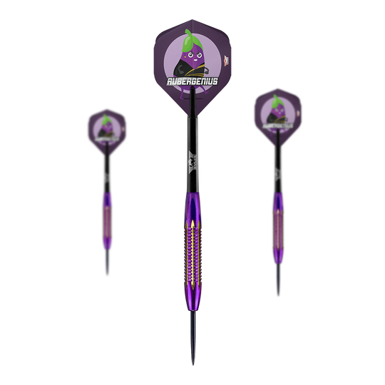 BullsNL Dirk Van Duijvenbode Dardos de acero de latón recubiertos con concha - 21 g Das Bild zeigt drei Steeldarts des Modells "BullsNL Dirk Van Duijvenbode Shell Coated Brass Steeldarts - 21g". Die Darts sind lila-gelb und haben Flights mit einem Cartoon-Auberginenmotiv und dem Schriftzug "AUBERGENIUS".