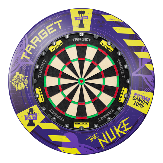 Das Bild zeigt ein Dartboard-Bundle mit einem farbenfrohen Surround im Luke Littler World Champion 2025 Design. Auf dem Surround stehen Begriffe wie "Target", "The Nuke" und verschiedene grafische Elemente und Symbole.