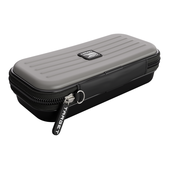 Target Takoma Dartwallet Dies ist ein rechteckiges Etui mit einem grauen, gerillten Deckel und schwarzem Reißverschluss. Auf dem Reißverschluss steht das Wort "TARGET".