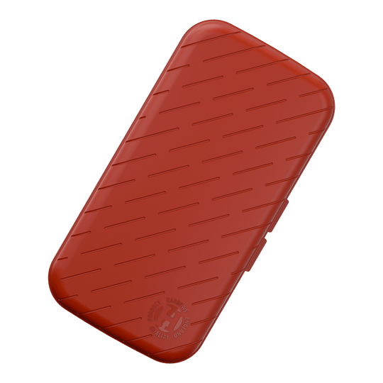 Estuche para dardos Harrows Slimcase Dies ist ein schlankes, rotes Etui mit einem diagonalen Linienmuster auf der Oberfläche. In einer Ecke befindet sich ein geprägtes Logo von Harrows.