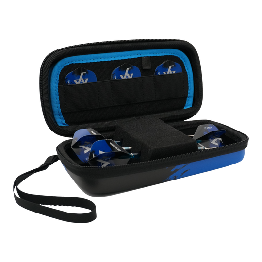 Estuche para dardos Bulls Orbis S Jermaine Wattimena Das Bild zeigt das Bulls Orbis S Jermaine Wattimena Dartcase, das geöffnet ist. Im Inneren befinden sich blaue Darts und mehrere Dartflights ordentlich verstaut.
