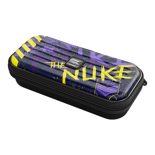 Estuche para dardos Target Takoma Luke Littler Das Bild zeigt das Dartcase "Target Takoma Luke Littler" in dunklem Design mit gelben und violetten Akzenten. Auf dem Etui steht auffällig das Wort "NUKE" sowie der Name "Luke Littler".