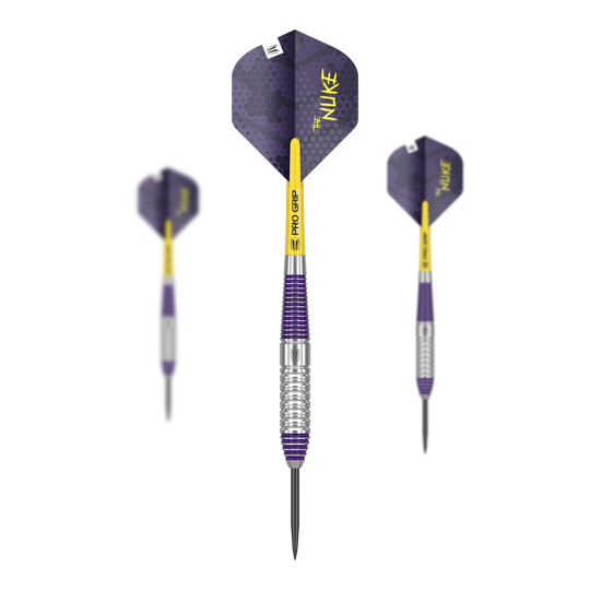 Dardos de acero de latón Target Luke Littler - 22 g Das Bild zeigt drei Steeldarts mit violett-gelbem Design und der Aufschrift "THE NUKE" auf den Flights. Es handelt sich um das Produkt „Target Luke Littler Brass Steeldarts - 22g“.