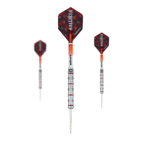 Dardos de acero estilo Ballista Unicorn 4 Das Bild zeigt drei Steeldarts des Produkts "Unicorn Ballista Style 4". Die Darts haben silberne Spitzen, rote Flights und einen silber-roten Schaft mit dem Schriftzug "Unicorn".
