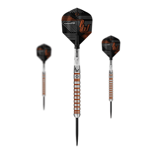 Dardos de acero Luke Woodhouse Serie 2 de Harrow Das Bild zeigt drei Steeldarts aus der Serie "Harrows Luke Woodhouse Series 2". Die Darts haben ein auffälliges Design mit silbernen und orangenen Ringen sowie schwarzen Flights.