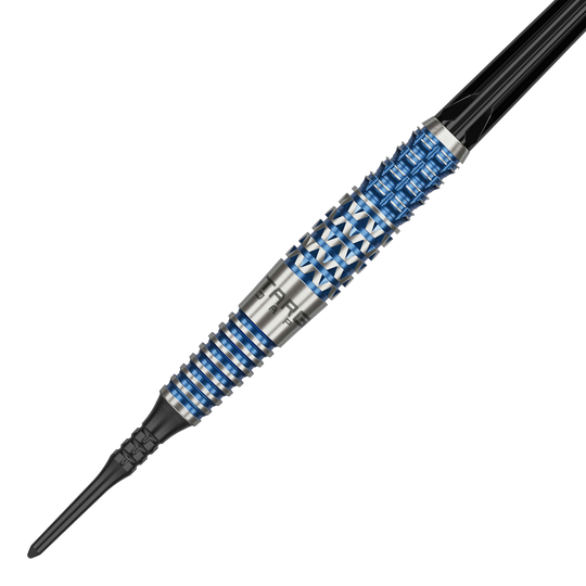 Dardos blandos Target Japan Toru Suzuki Sereno GEN2 - 20 g Dies ist ein Softdart namens "Target Japan Toru Suzuki Sereno GEN2 Softdarts - 20g". Der Dartpfeil hat ein silbernes und blaues Rillendesign mit schwarzen Elementen.