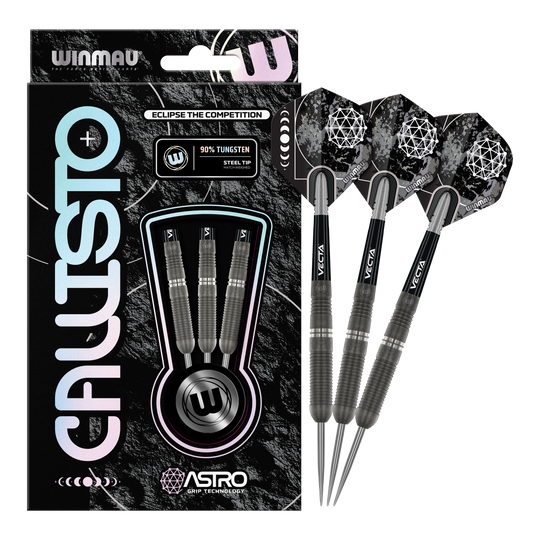Dardos de acero Winmau Callisto 03 Das Bild zeigt die "Winmau Callisto 03 Steeldarts" in ihrer Verpackung. Rechts daneben sind drei ausgepackte Steeldarts mit schwarzem Design zu sehen.
