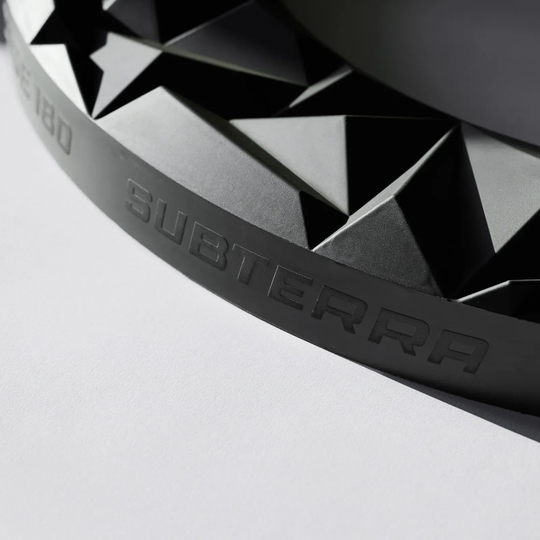 Tablero de dardos 3D Precise 180 Surround Subterra - Grafito Das Precise 180 3D Dartboard Surround Subterra - Graphite ist auf dem Foto zu sehen. Diese Umrandung eignet sich ideal für Dartliebhaber.