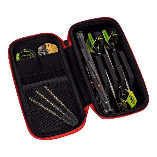 Cartera inteligente Harrows Dartcase Das Bild zeigt ein geöffnetes Dart-Case mit allerlei Zubehör. Auf der rechten Seite sind drei zusammengebaute Dartpfeile ordentlich verstaut.