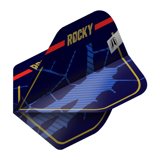 Target Pro Ultra Josh Rock GEN1 No2 Vuelos Estándar - 3 Juegos Das Bild zeigt drei Sätze der Target Pro Ultra Josh Rock GEN1 No2 Standard Flights. Die Flights sind dunkelblau mit goldener Umrandung und dem Schriftzug "ROCKY" in Gold.