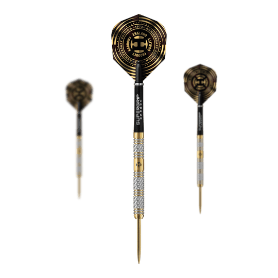 Dardos de acero Magnum edición aniversario de Harrows Das Bild zeigt drei hochwertige Steeldarts mit goldenen und silbernen Akzenten sowie schwarzen Flights. In der Mitte steht ein Dart mit der Aufschrift "Supergrip" und einem besonderen Jubiläumsdesign.